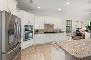 ثلاجة، ميكروويف، فرن، موقد طهي مسطح