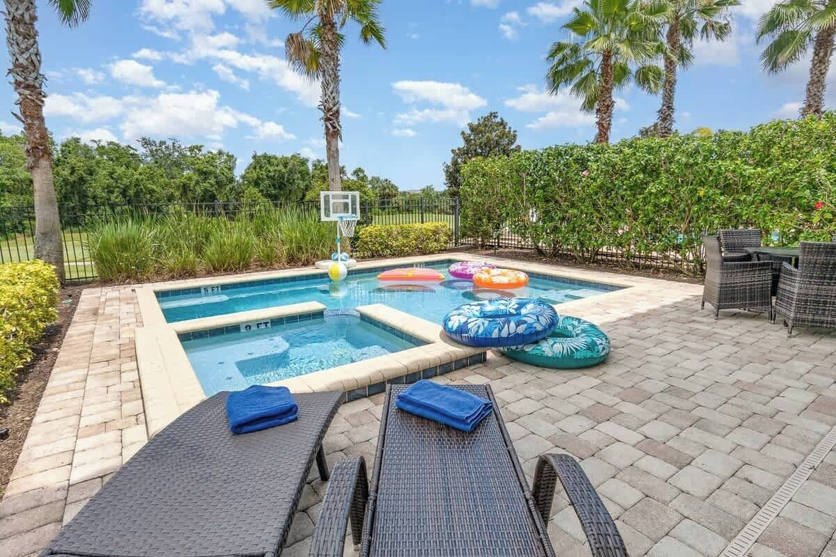 Una piscina al aire libre, una piscina climatizada