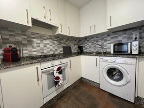 Fridge, microwave, oven, coffee/tea maker - YourHouse Oasis Urbano (Ourense)