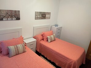 3 bedrooms, iron/ironing board, WiFi, bed sheets