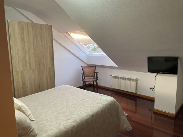 Tabla de planchar con plancha, wifi y ropa de cama 