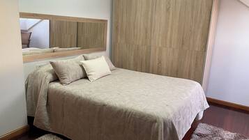 3 slaapkamers, een strijkplank/strijkijzer, wifi, beddengoed