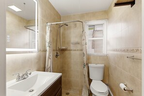 Shower, hair dryer, towels, toilet paper - Luxury 2-bedroom with WiFi, parking, AC in Seaside Heights 2 beach badges (Seaside Heights)