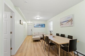 Dining - Luxury 2-bedroom with WiFi, parking, AC in Seaside Heights 2 beach badges (Seaside Heights)