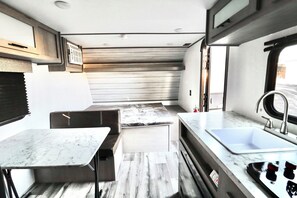 Private kitchen - Fore Fun Camper At Riverwoods Golf Course! (Raymond)