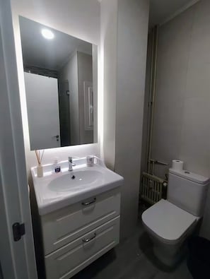 Douche, sèche-cheveux, serviettes fournies, savon