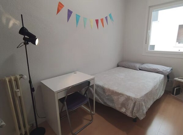 Planxa i posts de planxar, wifi i roba de llit 