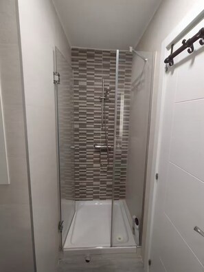 Douche, sèche-cheveux, serviettes fournies, savon