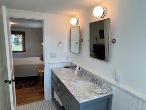 3 bedrooms, desk, iron/ironing board, WiFi