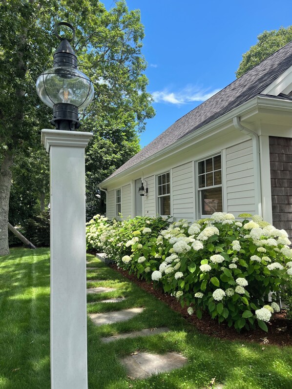 Property grounds - Coastal modern Falmouth home near the beach (Falmouth)