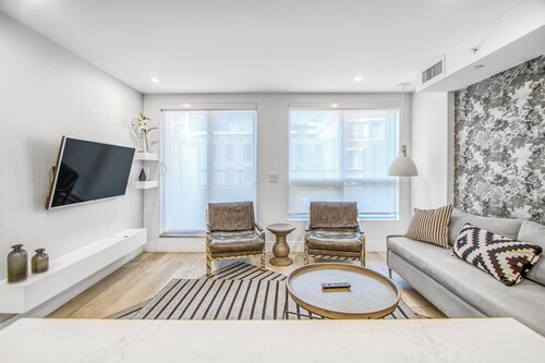 One bedroom on 17 ave. Stampede grounds