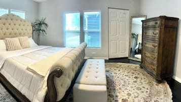 2 makuuhuonetta, työpöytä, silitysrauta/-lauta, ilmainen Wi-Fi