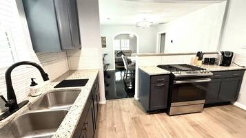 Jääkaappi, mikroaaltouuni, uuni, liesi