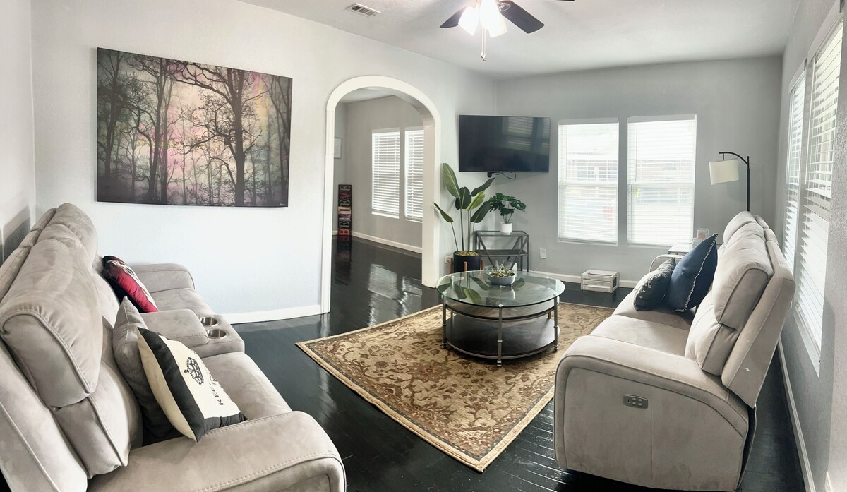 Near Downtown with Huge Private Backyard w/Turf