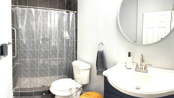 Suihku, hiustenkuivaaja, pyyhkeet, saippua