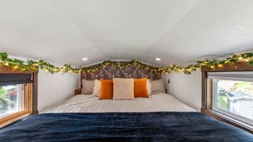 2 makuuhuonetta, työpöytä, silitysrauta/-lauta, vauvan matkasänky