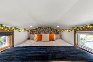 2 habitaciones, escritorio y tabla de planchar con plancha