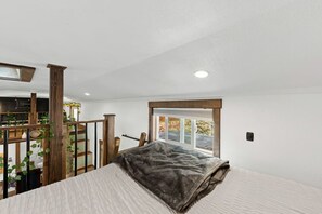 2 間睡房、書桌、熨斗/熨衫板、可攜式嬰兒床