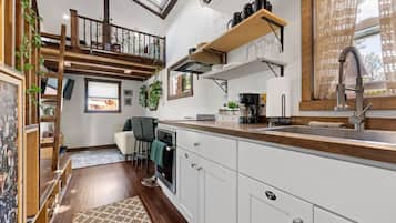 Kylskåp, mikrovågsugn, ugn och spishäll