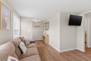 Smart-TV, Tischfußball, Bücher