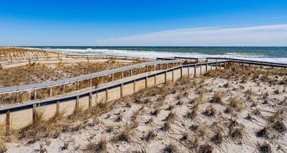 Stylish Seaside Home with Parking beach passes and 3/5-minute walk to the beach