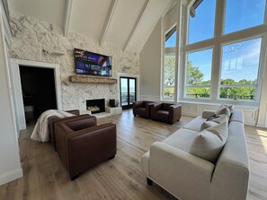 Smart TV - White Pines Lodge-360° views, spacious, serene, spa-like master en suite (Dresden)