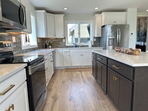 Een koelkast, een microgolfoven, een oven, een kookplaat