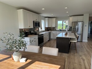 Frigorífic, microones, forn i placa de cuina 