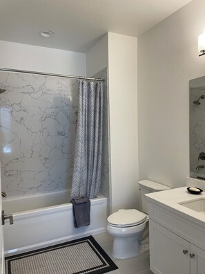 Dusj, hårføner, bidé og håndklær