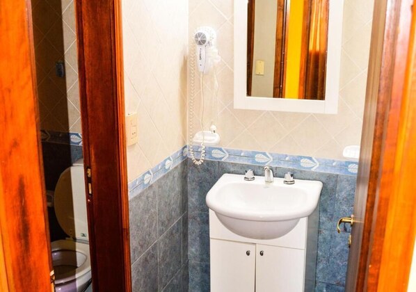 SĂšche-cheveux, bidet, serviettes fournies, savon