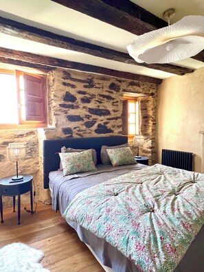 2 bedrooms, free WiFi, bed sheets - The old house (Scolca)