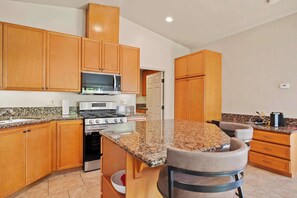 Estúdio, varanda, vista para o jardim (Casita 44473) | Cozinha privada | Geladeira, micro-ondas, cooktop, lava-louças