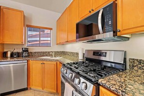 スタジオ パティオ ガーデンビュー (Casita 44473) | 専用キッチン | 冷蔵庫、電子レンジ、コンロ、食器洗い機