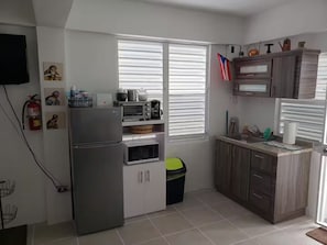 Refrigerador, microondas, parrilla de estufa y cafetera y tetera