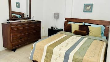 Tabla de planchar con plancha, wifi gratis y ropa de cama
