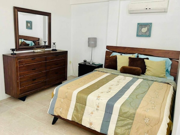Tabla de planchar con plancha, wifi gratis y ropa de cama