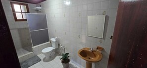 Superior vierpersoonskamer, veranda, uitzicht op zee | Badkamer | Een douche, handdoeken, zeep, toiletpapier