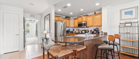 Frigorífico, microondas, horno y placa de cocina