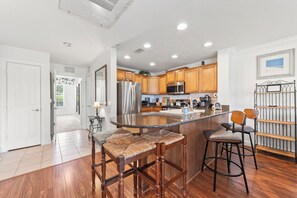 Fridge, microwave, oven, stovetop - Gorgeous Cottage Style Condo Close To Disney (Reunion)