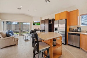 Casa, várias camas, varanda, vista para o jardim (Casita 44456) | Cozinha privada | Geladeira, micro-ondas, cooktop, lava-louças