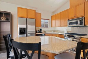 ハウス ベッド (複数台) パティオ ガーデンビュー (Casita 44456) | 専用キッチン | 冷蔵庫、電子レンジ、コンロ、食器洗い機