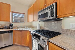 Casa, várias camas, varanda, vista para o jardim (Casita 44456) | Cozinha privada | Geladeira, micro-ondas, cooktop, lava-louças