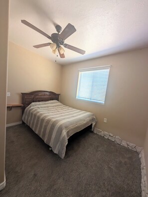 3 bedrooms, iron/ironing board, WiFi, bed sheets - The Tree House (Enoch)