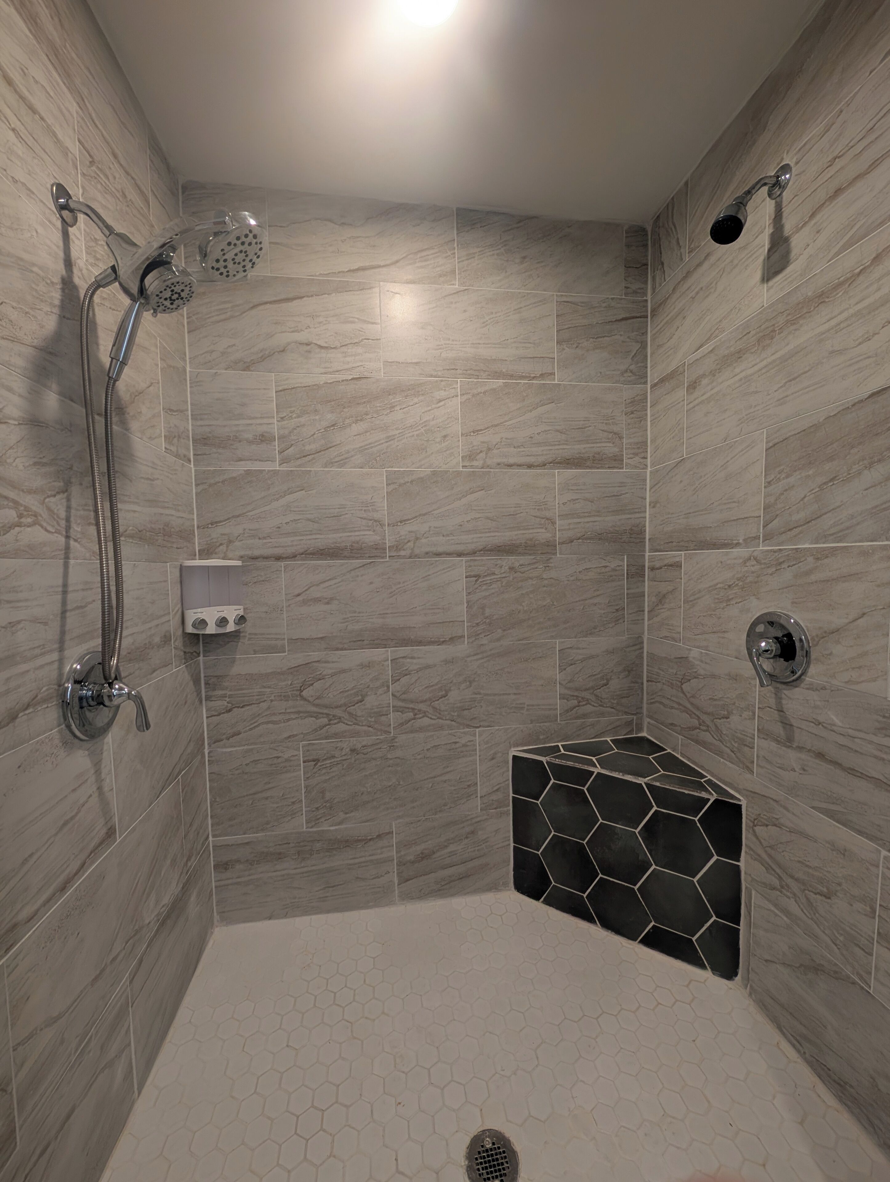 Douche, sèche-cheveux, serviettes fournies, savon