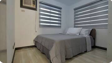 Tabla de planchar con plancha, wifi y ropa de cama