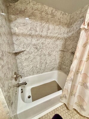 Sèche-cheveux, serviettes fournies, savon, papier toilette