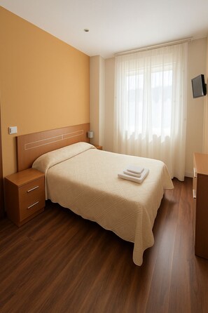 Quarto casal standard, 1 cama de casal | Wi-Fi de cortesia