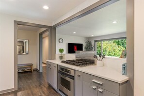 Fridge, microwave, oven, stovetop - 2 King Suites • Mountain Views • Near Rose Garden (Portland)