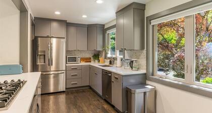 Cozy 3-bed house with Mt. St. Helens View in SW Hills Portland