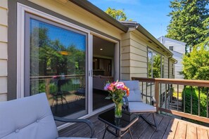 Terrace/patio - 2 King Suites • Mountain Views • Near Rose Garden (Portland)